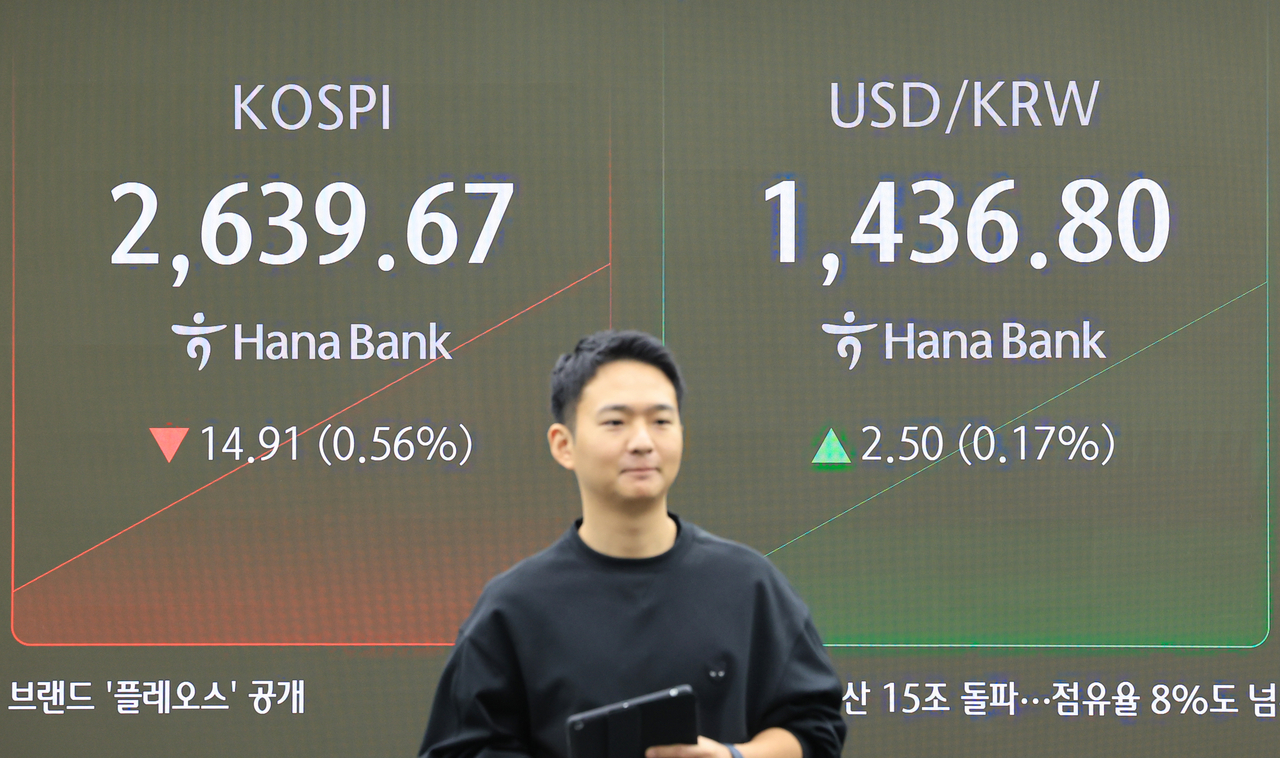 An electronic board showing the Korea Composite Stock Price Index at a dealing room of the Hana Bank headquarters in Seoul on Monday. (Yonhap)
