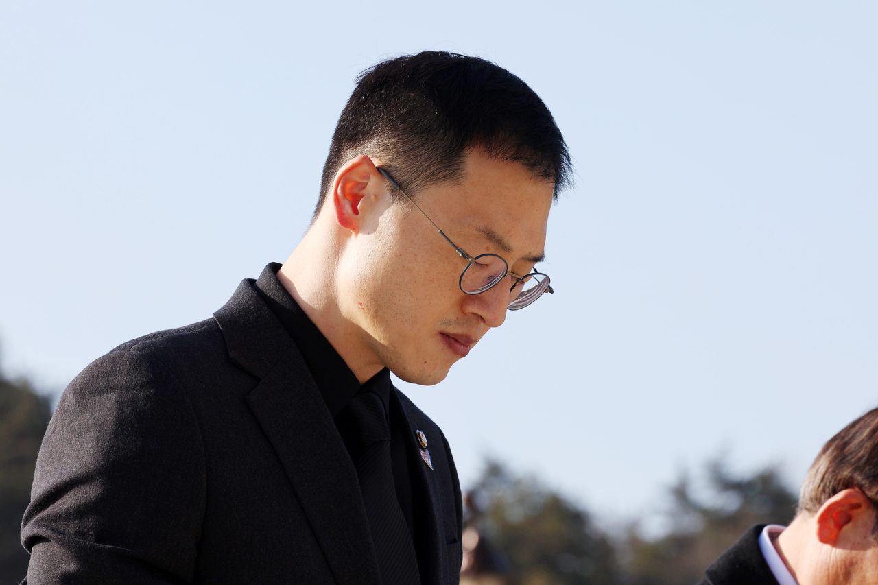 24일 오전 광주 북구 국립 5·18 민주묘지에서 국민의힘 김상욱 의원이 참배하고 있다. [연합]