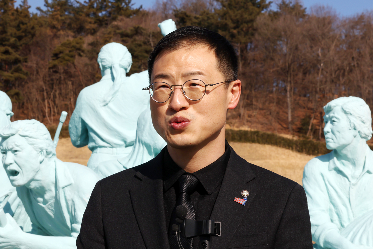 24일 오전 광주 북구 국립 5·18 민주묘지에서 국민의힘 김상욱 의원이 참배 후 발언하고 있다. [연합]