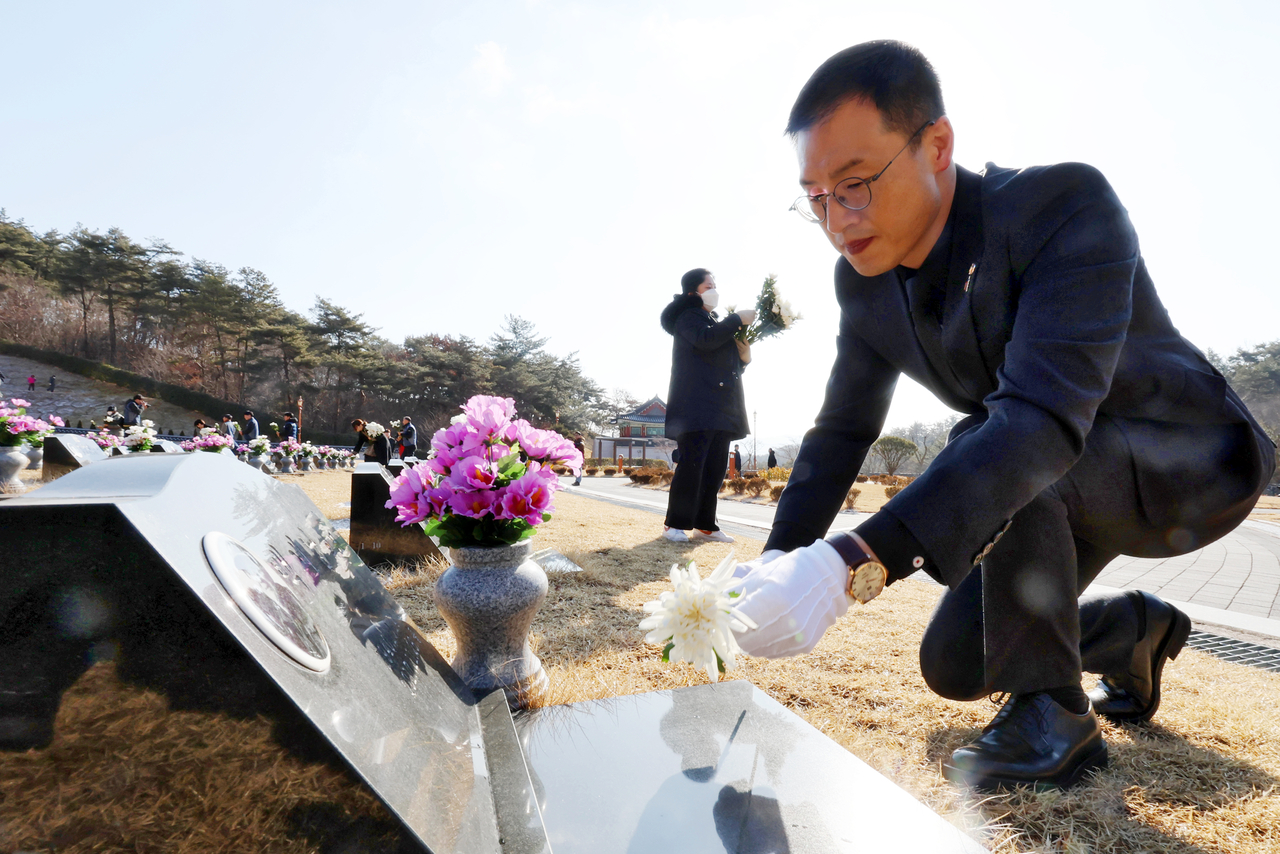 24일 오전 광주 북구 국립 5·18 민주묘지에서 국민의힘 김상욱 의원이 묘역에 헌화하고 있다. [연합]