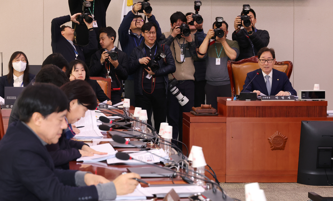 24일 국회 법제사법위원회의 법안심사제1소위원회에서 더불어민주당 소속 박범계 위원장(오른쪽)이 발언하고 있다. [연합]