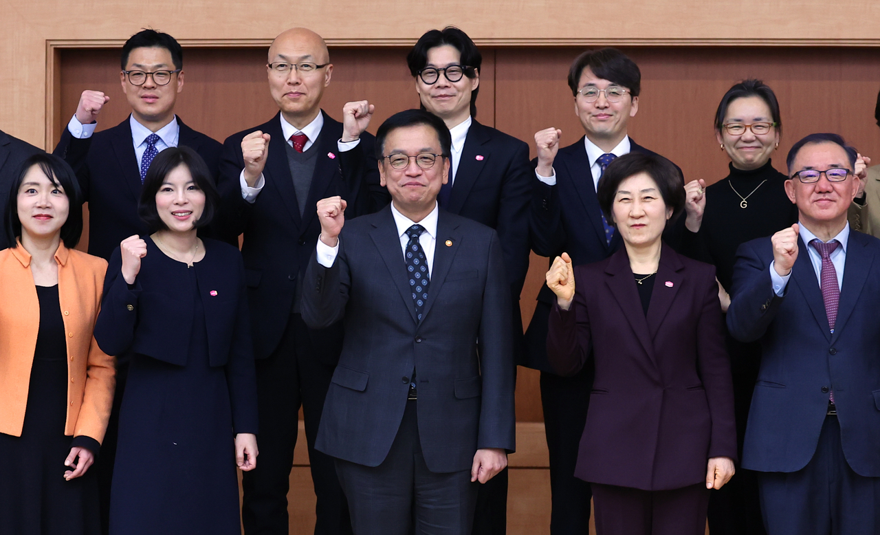 최상목 대통령 권한대행 부총리 겸 기획재정부 장관이 24일 정부서울청사 별관에서 열린 2050 탄소중립녹색성장위원회 제2기 출범식에서 민간위원들과 기념촬영을 하고 있다.[연합]