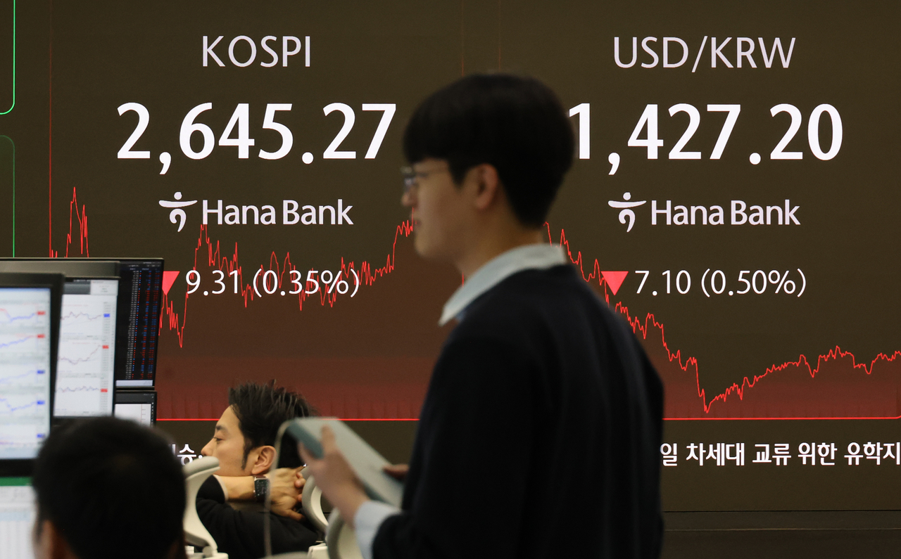 An electronic board showing the Korea Composite Stock Price Index at a dealing room of the Hana Bank headquarters in Seoul on Monday. (Yonhap)