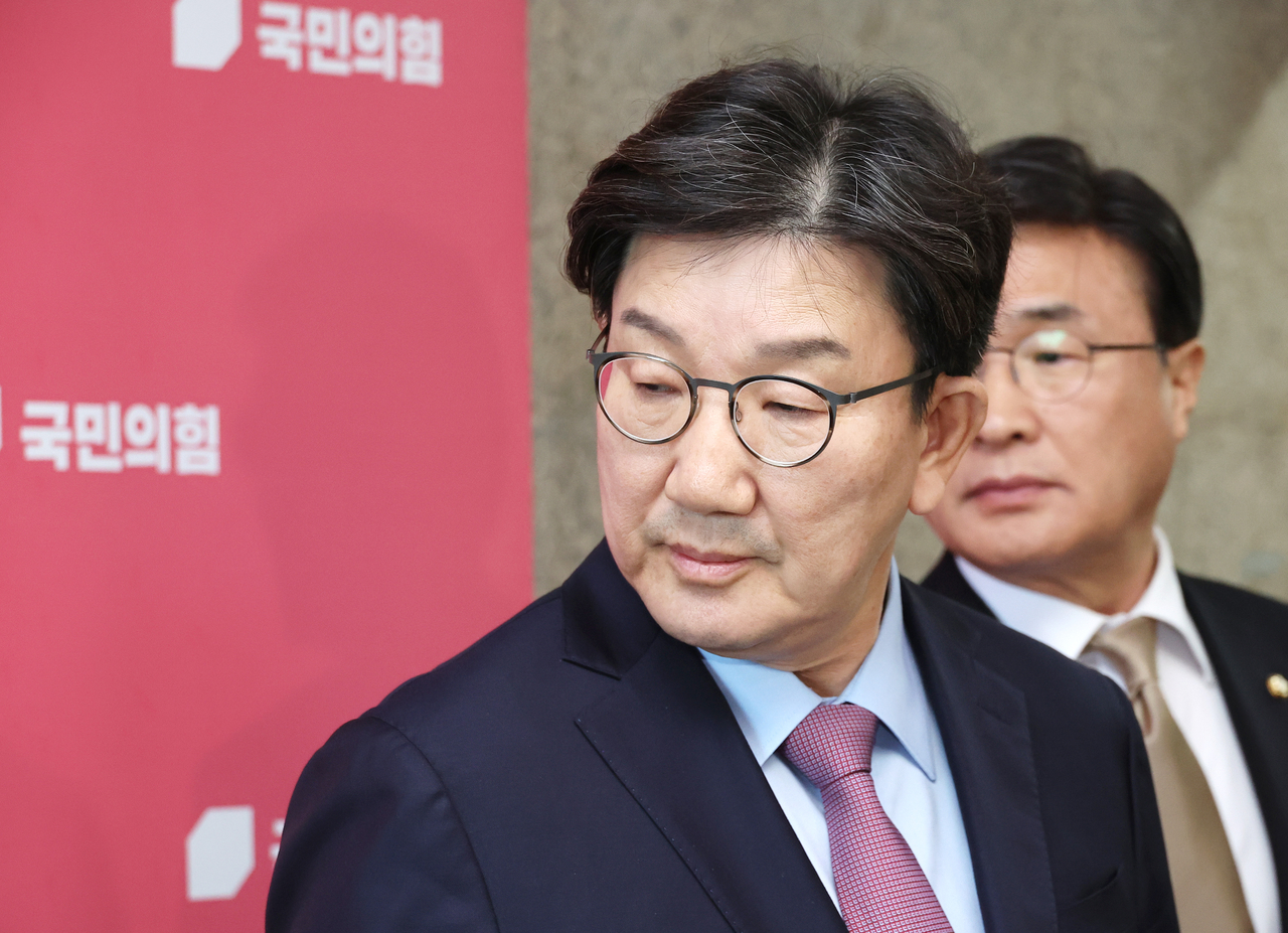 권성동 국민의힘 원내대표가 24일 국회에서 현안 관련 백브리핑을 통해 더불어민주당 이재명 대표의 3대3 토론 제안 등을 설명한 뒤 취재진의 질문을 받고 있다. [연합]