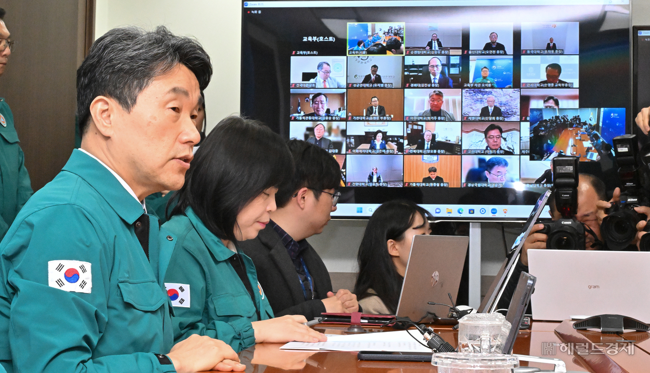 이주호(왼쪽) 사회부총리 겸 교육부 장관이 의대 운영대학 총장 간담회에 참석해 모두발언을 하고 있다. 임세준 기자