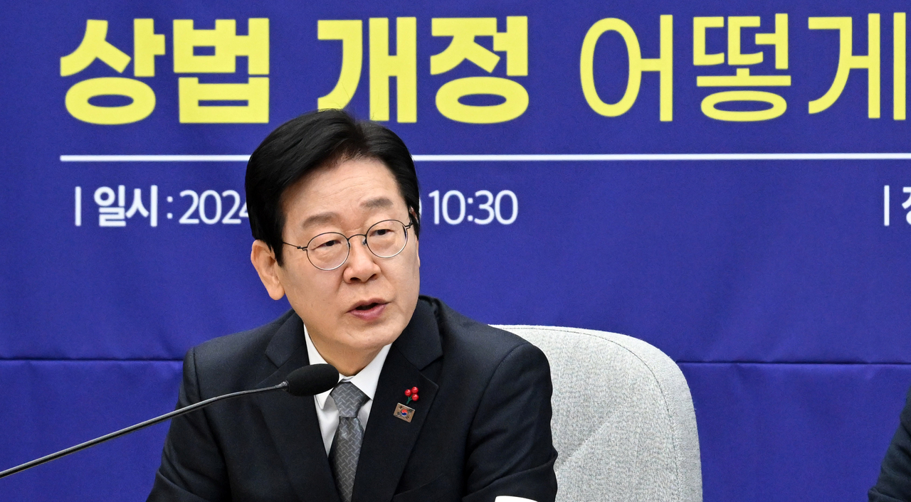 이재명 더불어민주당 대표가 지난해 12월 19일 서울 여의도 국회에서 열린 민주당 정책 디베이트Ⅱ ‘행복하고 정의로운 대한민국, 상법 개정 어떻게 할 것인가’ 토론회에서 좌장을 맡아 토론을 진행하고 있다. 상법개정 토론회에는 경영진 측 7인과 투자자 측 7인이 참석해 의견을 나눴다. 이상섭 기자