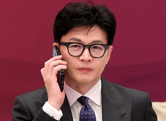 한동훈 전 국민의힘 대표가 비상계엄령 선포 당일 “국회에 가면 목숨이 위험하다”는 전화를 받은 것으로 전해졌다. [연합]