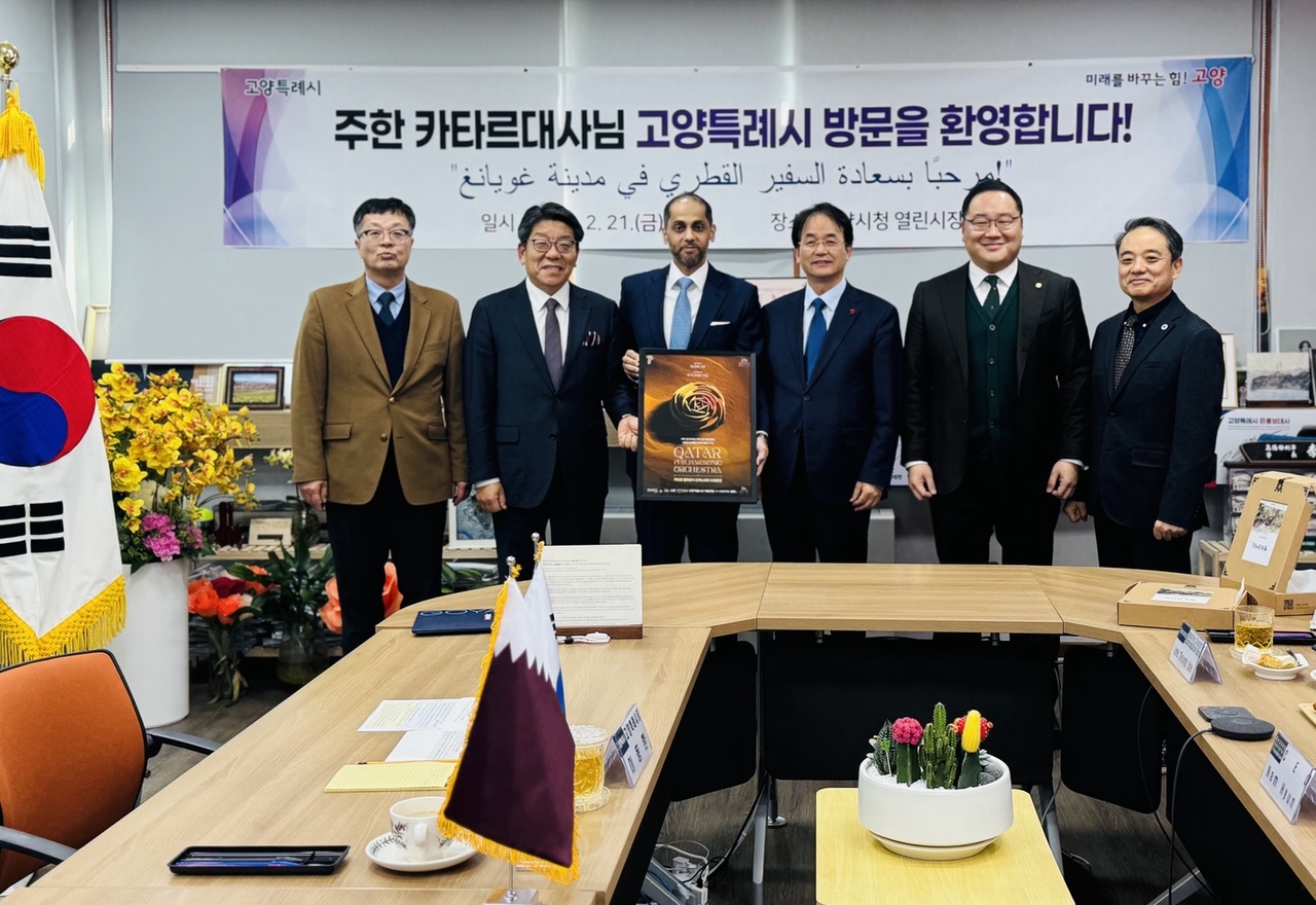 From left: Goyang Executive Director of Education and Culture Lee Seung-jae,
Herald Media Group CEO Choi Jin-young, Qatar Ambassador to Korea Khalid Ebrahim Al-Hamar, Goyang Mayor Lee Dong-hwan, Goyang Industry Promotion Agency President Han Dong-gyun, and Goyang Cultural Foundation CEO Nam Hyun pose for a photo at Goyang City Hall after an event on Friday. (Sanjay Kumar/The Korea Herald)
