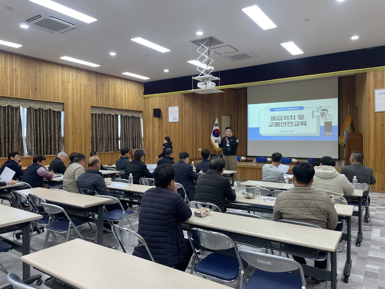 영주시가 본격적인 관광 철을 앞두고 관광택시 종사자 아카데미’를 개최한 후 맞춤형 서비스 교육을 하고 있다.(영주시 제공)