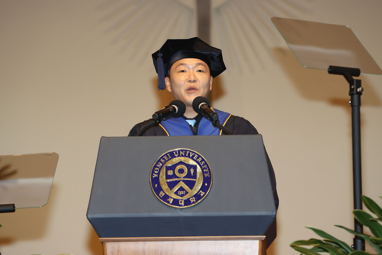 South Korean rapper and singer-songwriter Psy delivers a speech at Yonsei University’s commencement ceremony in Seoul on Monday after being awarded an honorary degree. (Yonhap)