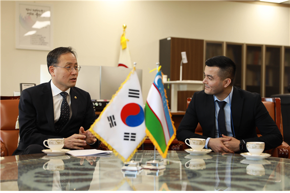 우즈베키스탄 통계청 쉐라리예프 국장과 면담하고 있는 이형일 통계청장 [통계청 제공]