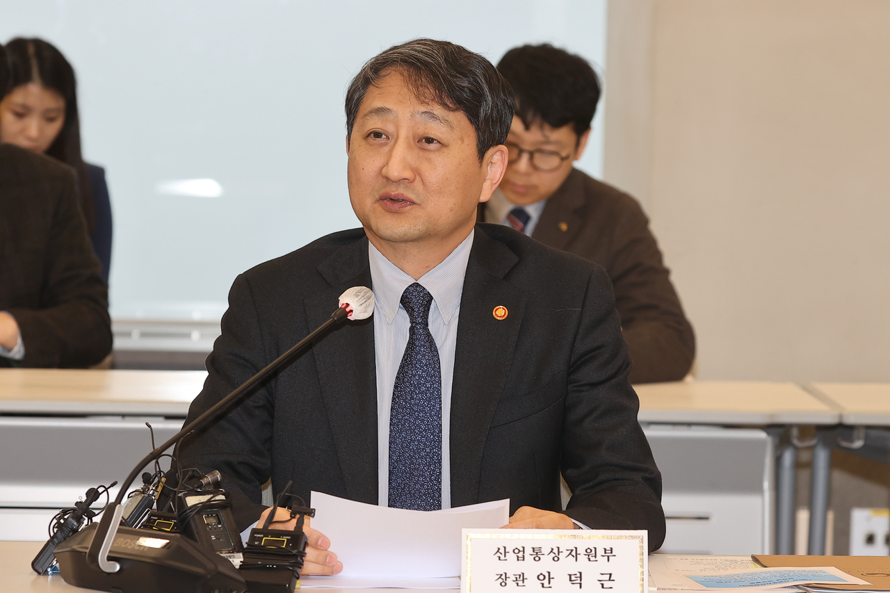 This file photo taken Feb. 12 shows South Korean Industry Minister Ahn Duk-geun. (Yonhap)