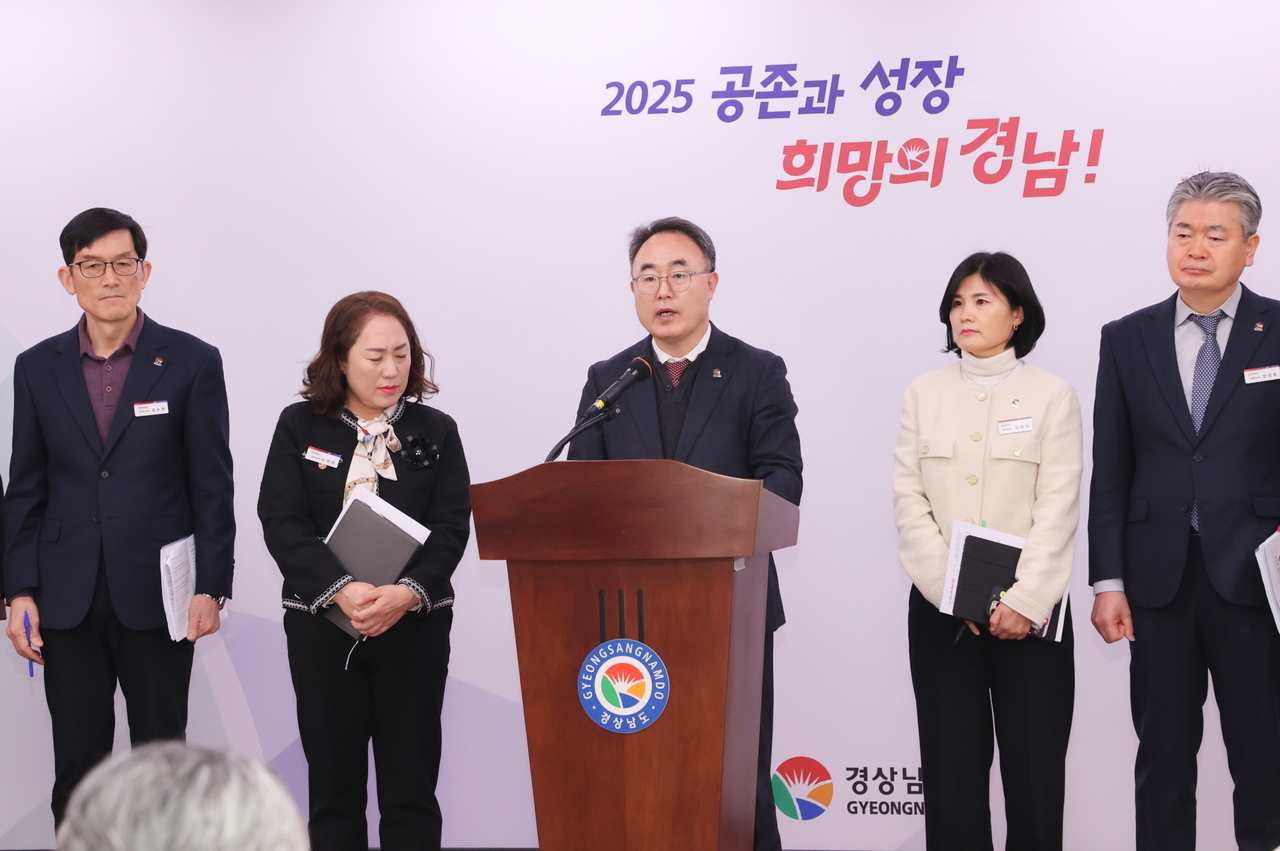 조현준 경남도 경제통상국장이 지난 24일 오전 경남도청 프레스센터에서 올해 신규 사업인 ‘노동자 천원의 아침식사’ 지원에 대해 설명하고 있다. [사진=경남도]