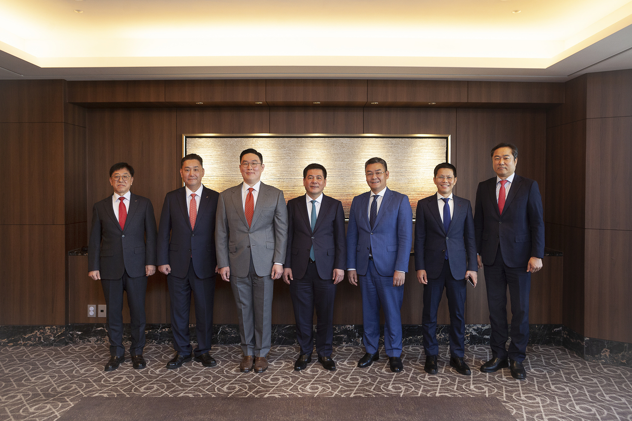 (From left) LS Cable & System Vice President Kim Hyung-won, LS Eco Energy CEO Lee Sang-ho, LS Cable & System CEO Koo Bon-kyu, Vietnam’s Minister of Industry and Trade Nguyen Hong Dien, Vietnam Oil and Gas Group Vice President Le Manh Cuong, PetroVietnam Technical Services Corporation President Tran Ho Bac and LS Marine Solutions CEO Kim Byeong-ok pose for a photo after a meeting at a Seoul hotel on Tuesday. (LS Eco Energy)