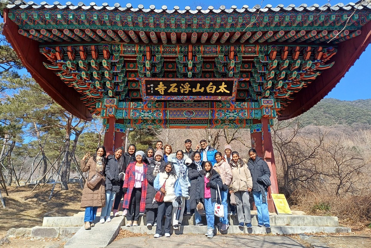 경북전문대학이 유치한 스리랑카 연수생이 문화탐방에 나서면서 부석사에서 기념사진을 찍고 있다(경북전문대 제공)