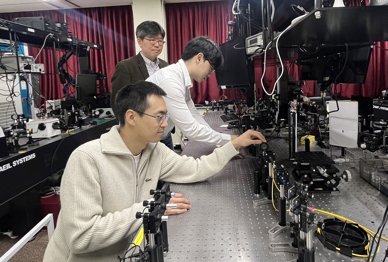 포스텍(POSTECH)에서 연구원들이 무색수차 메타렌즈를 개발하고 있다. [삼성전자 제공]