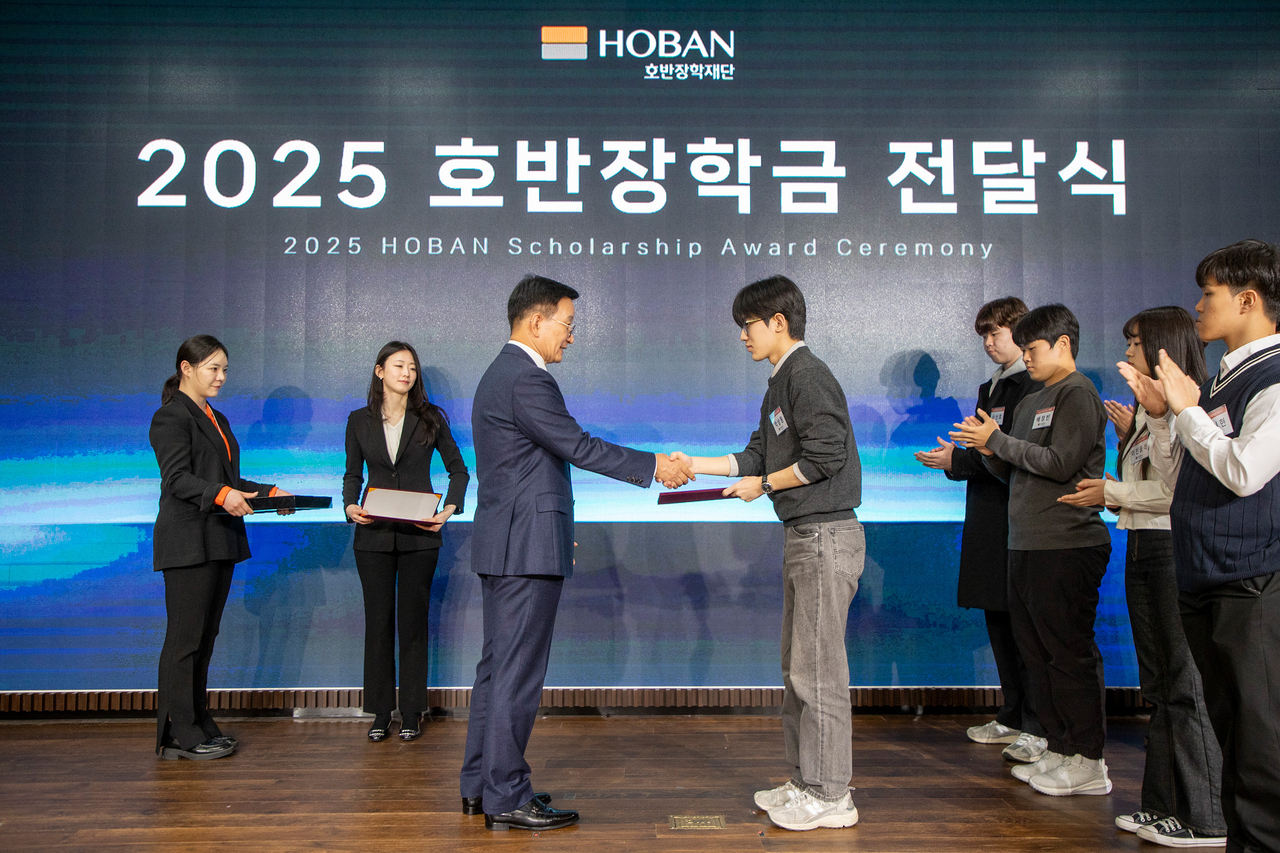 호반장학재단, 2025 호반장학금 전달식 장학증서 수여 모습. [호반그룹]