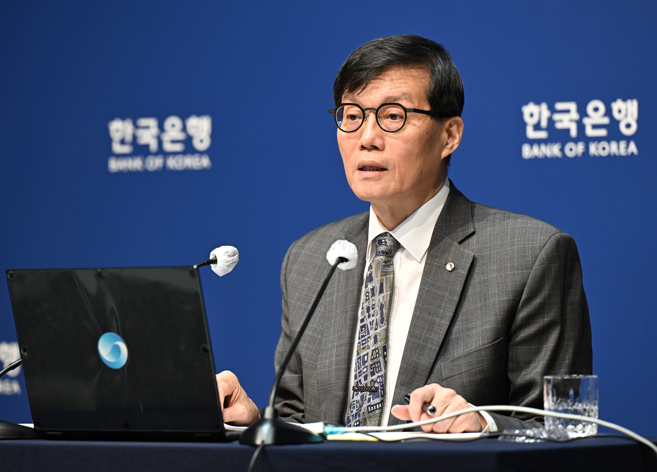 Bank of Korea Gov. Rhee Chang-yong speaks at a press conference held at the central bank's headquarters in Seoul, following a rate-setting meeting on Tuesday. (Joint Press Corps - Newsis)