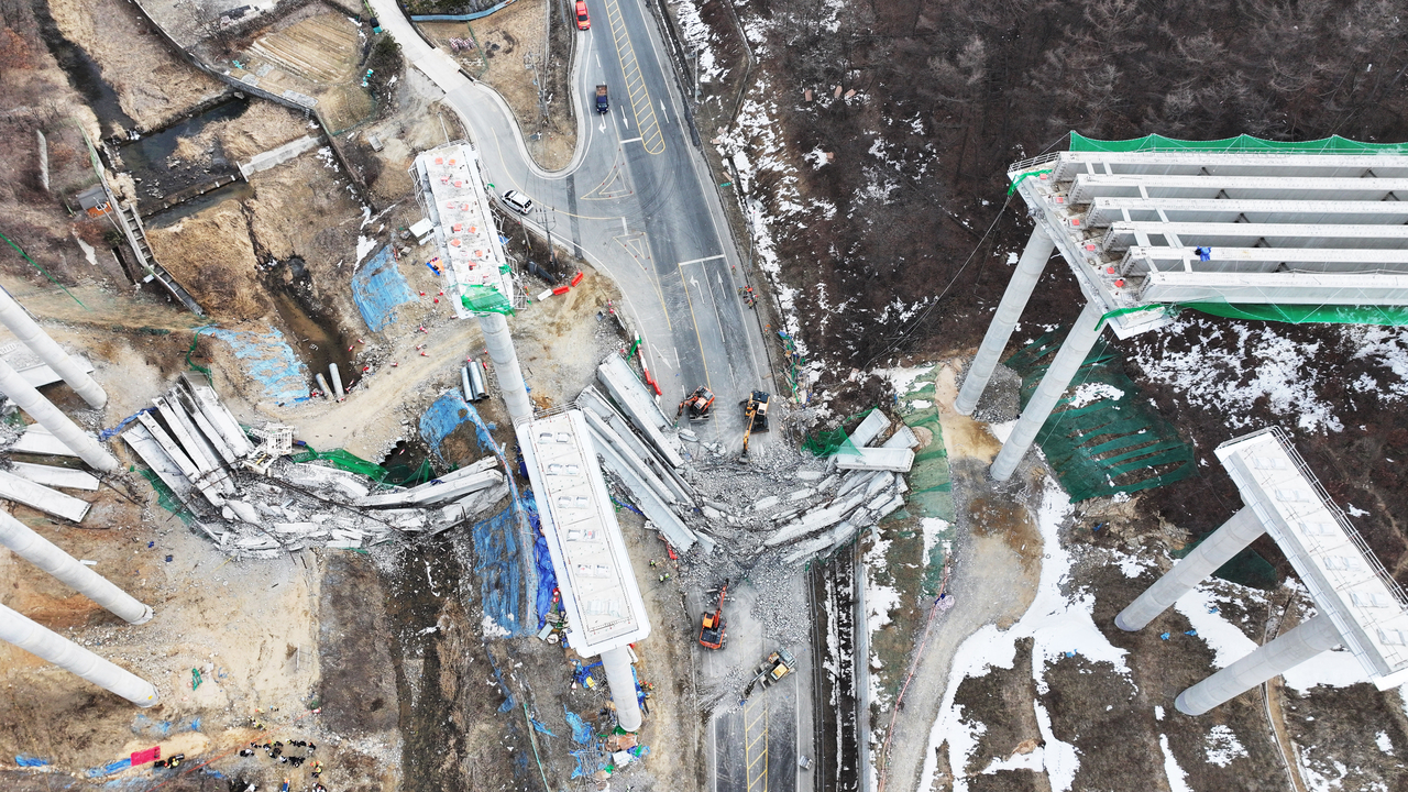 A collapsed bridge that was under construction in Anseong, Gyeonggi Province (Yonhap)