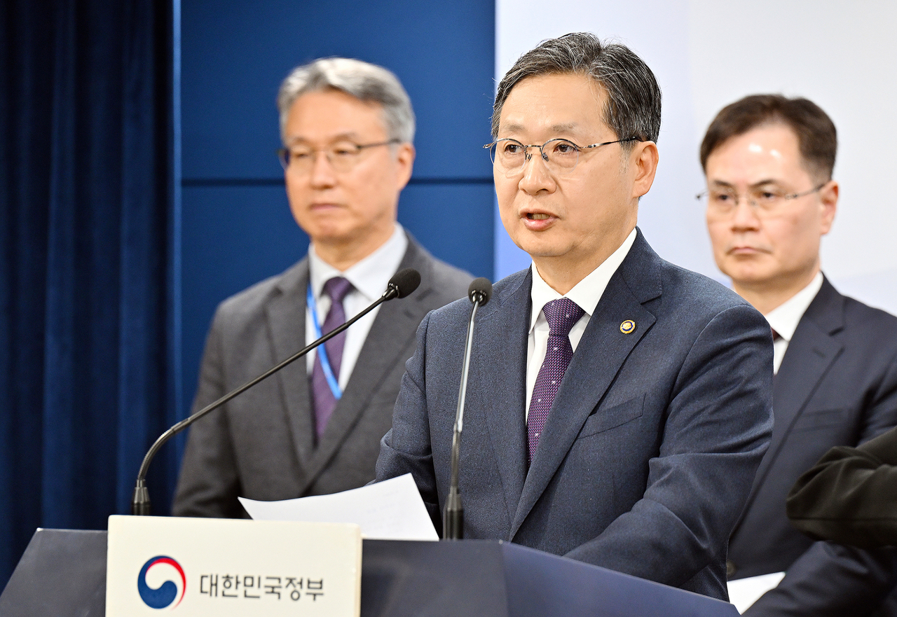 윤영빈 우주항공청장이 24일 정부서울청사에서 제3회 국가우주위원회 관련 브리핑을 하고 있다.[우주항공청 제공]