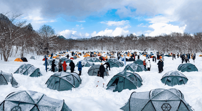 은빛 세상에 알록달록 설치된 베이스캠프가 정겹게만 보인다(울릉군 제공)