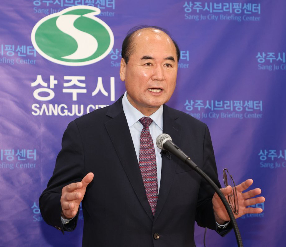 강영석 상주시장이 기자회견을 하고 있다(상주시 제공)
