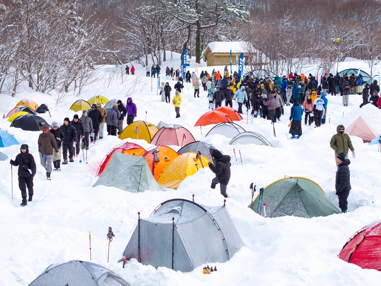 설산 하이킹 참가자들이 베이스캠프로 아동하고 있다(울릉군 제공)
