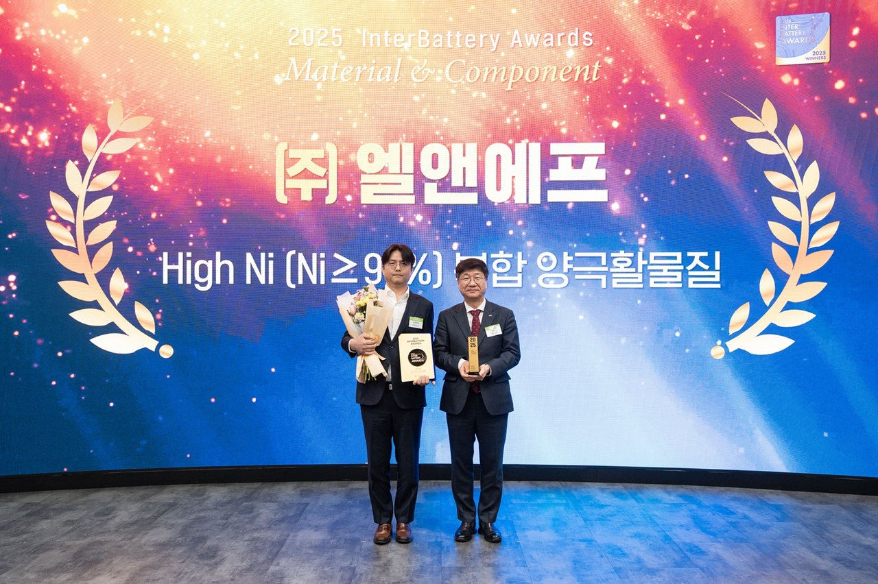 엘앤에프 전상훈(왼쪽) 소재개발연구소장과 코엑스 이동기 사장이 인터배터리 어워즈 2025 시상식에서 기념 촬영을 하고 있다. [엘앤에프 제공]