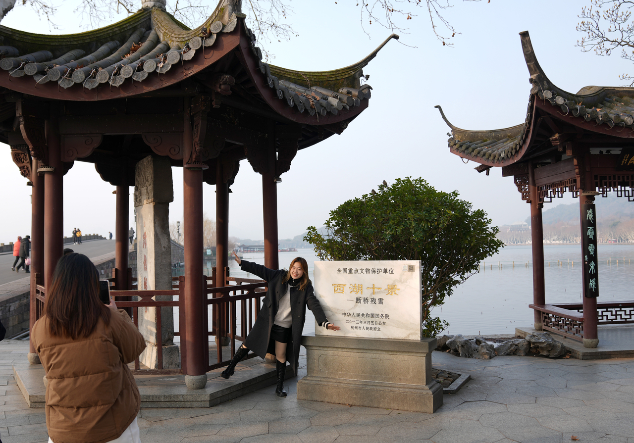 지난 24일(현지시간) 중국 저장성 동부 항저우의 서호에서 한 관광객이 사진 촬영을 하고 있다. [신화]