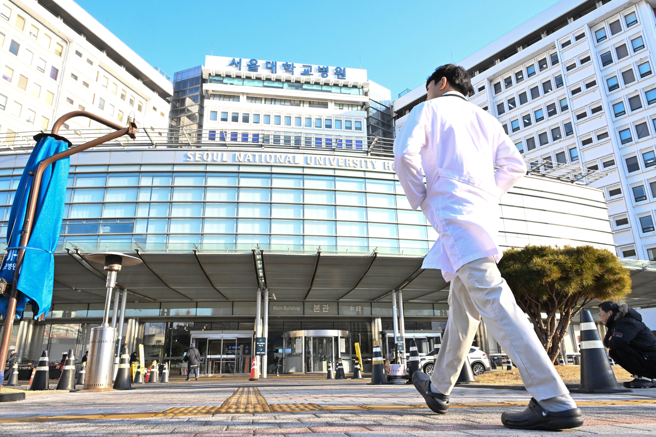 2025년도 사직 전공의 채용 현황 분석 결과 국립대병원 8곳에서 지난해 2월 병원을 떠난 전공의 대부분이 올해 상반기에도 복귀를 택하지 않은 것으로 나타났다. 25일 오전 서울 종로구 서울대학교 병원에서 한 의사가 본관으로 이동하고 있다.  임세준 기자