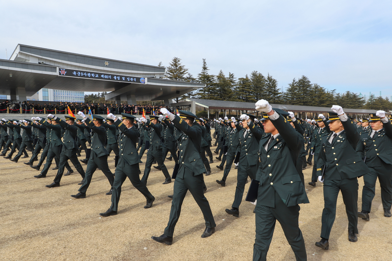 육군은 25일 김선호 국방부 장관 직무대행 주관으로 경북 영천 육군3사관학교에서 ‘제60기 졸업 및 임관식’을 실시했다. 이날 총 368명의 사관생도가 정예 육군 장교로서의 첫발을 내디뎠다. [육군 제공]