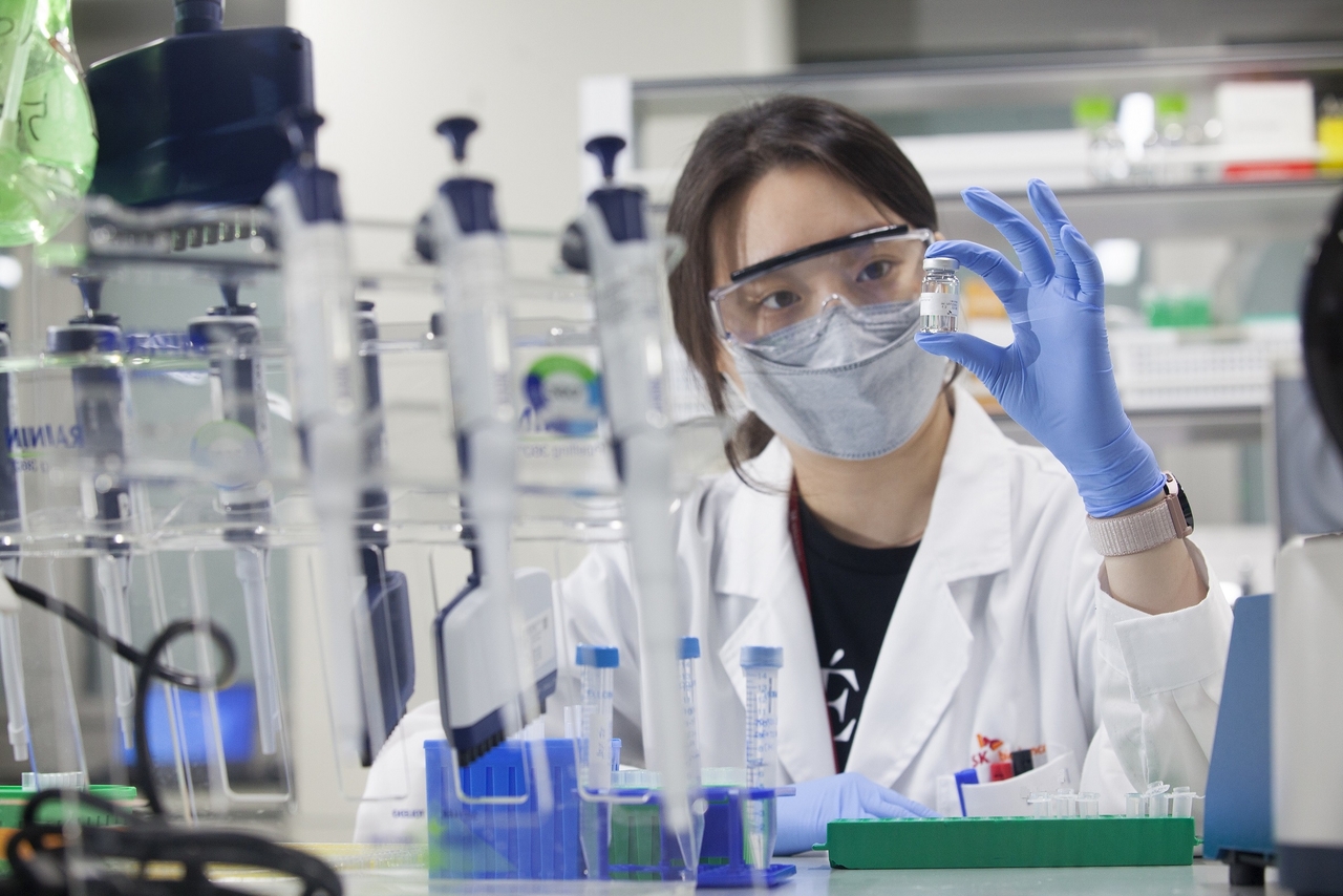 SK바이오사이언스 연구원이 mRNA 백신 개발 관련 실험을 진행하고 있다. [SK바이오사이언스 제공]