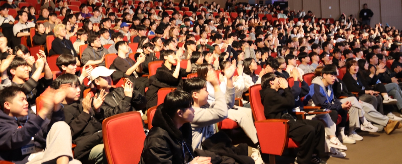 OT에 참여한 신입생들이 공연을 보며 즐거워하고 있다.(구미대 제공)