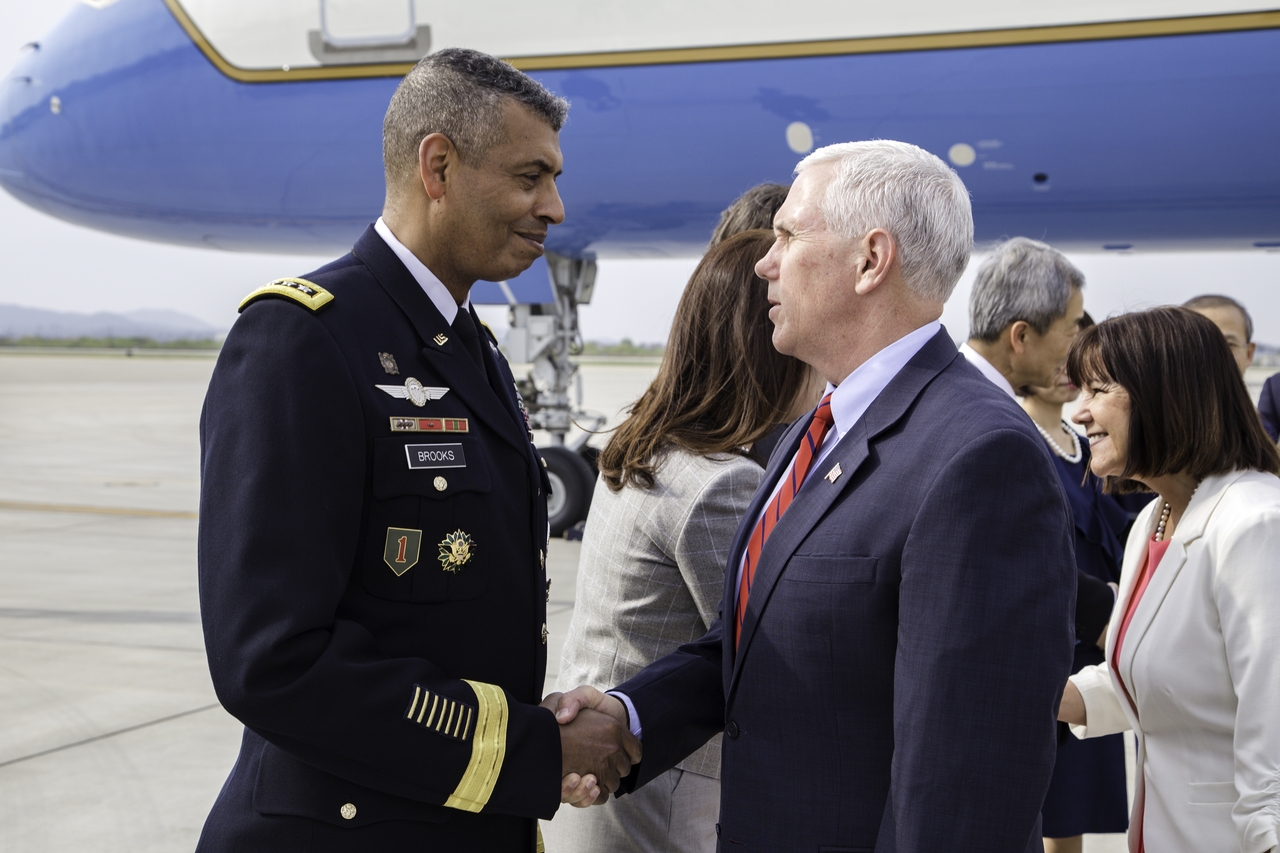 This photo, taken on Apr. 16, 2017, shows Vincent Brooks, who led the 28,500-strong US Forces Korea from 2016-2018, greeting then US Vice President Pence. (Getty Images)