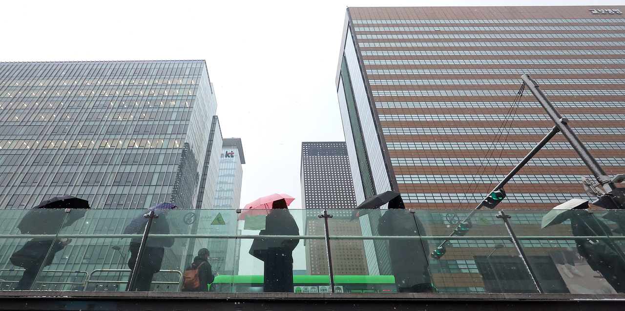 Corporate buildings  near Gwanghwamun plaza. (Yonhap)
