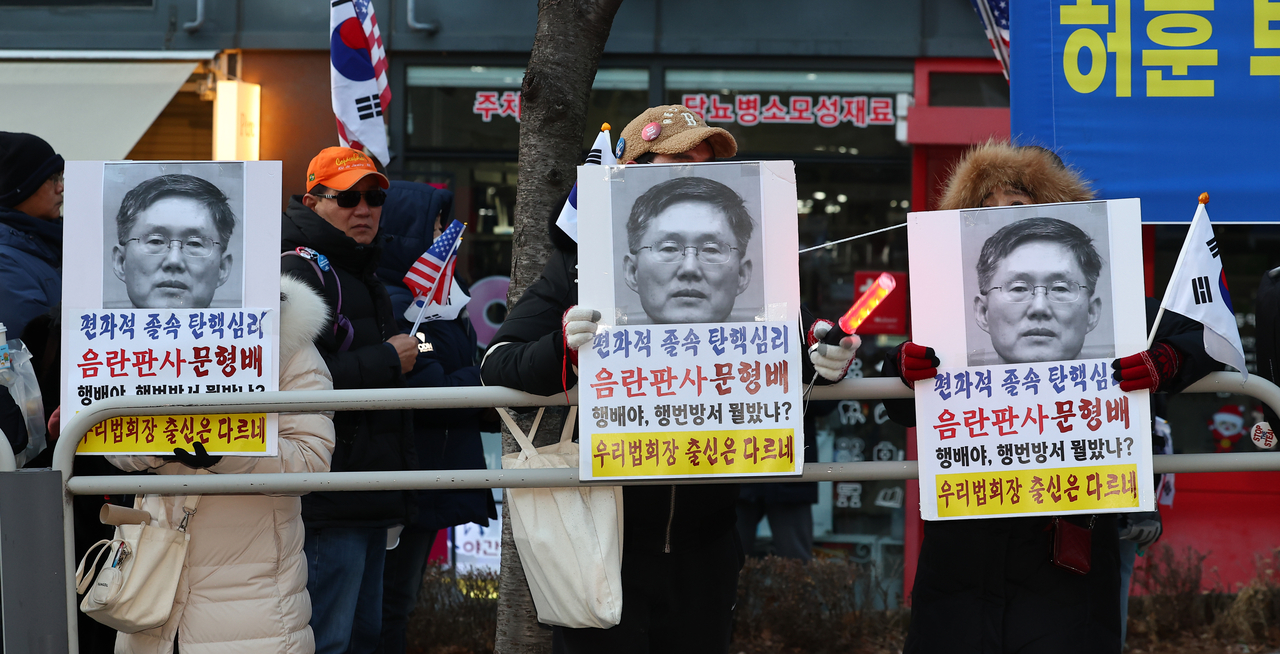 부정선거 부패방지대 등 윤석열 대통령 탄핵 반대 단체 회원들이 지난 17일 저녁 서울 종로구에 있는 문형배 헌법재판소장 권한대행 자택 앞에서 집회를 열고 있다. [연합]