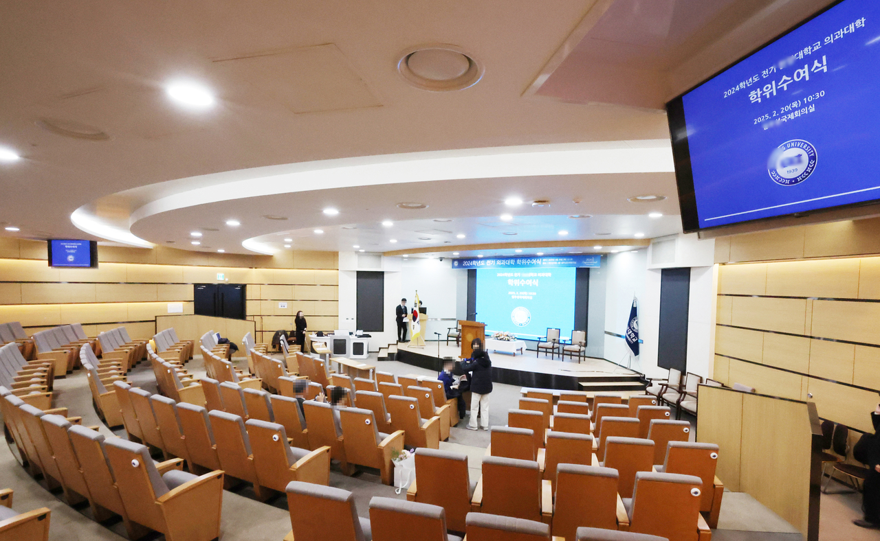 20일 서울 한 의과대학 졸업식에서 참석자들이 대기하고 있다. 이날 졸업식에는 극소수의 졸업생만 참석했다. [연합]