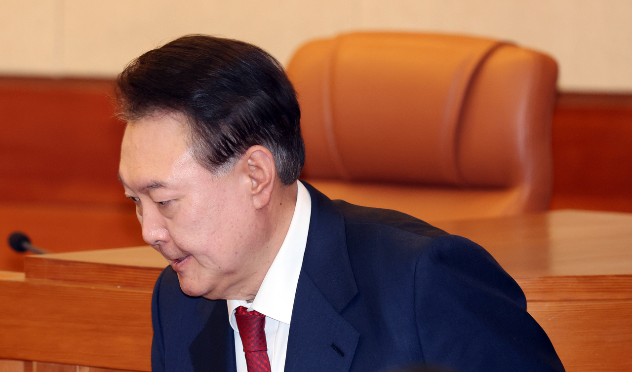 윤석열 대통령이 20일 서울 종로구 헌법재판소에서 열린 본인의 탄핵심판 10차 변론에 출석하고 있다. [연합]