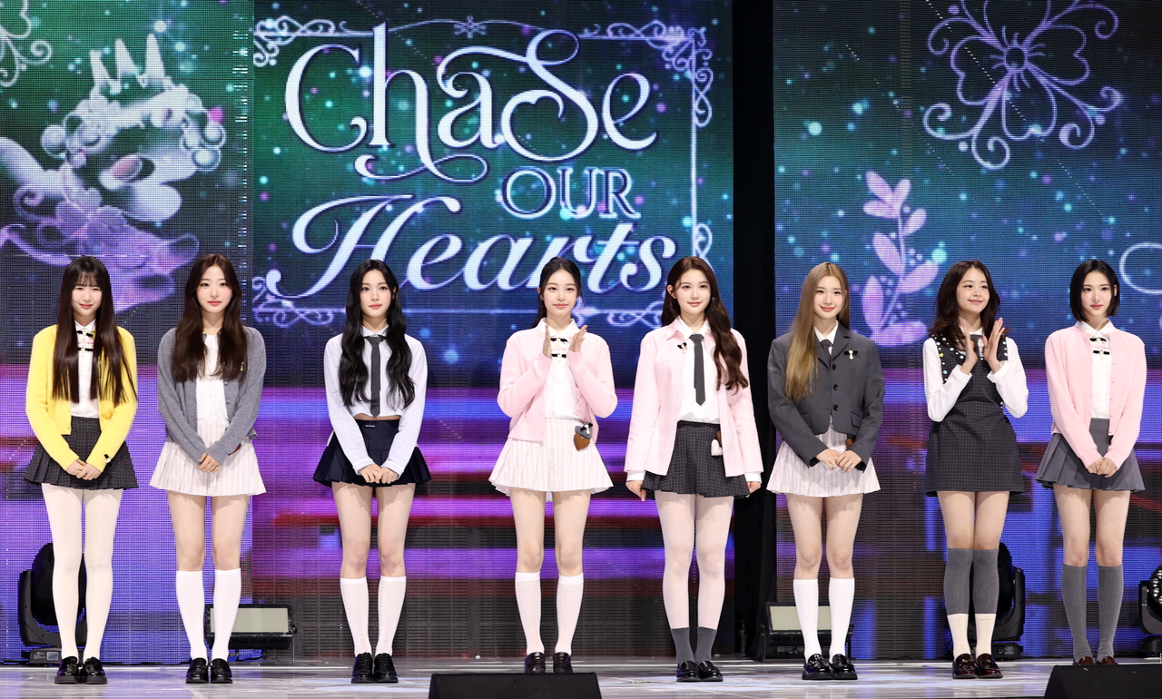 걸그룹 하츠투하츠(Hearts2Hearts)가 24일 서울 광진구 예스24라이브홀에서 열린 첫 번째 싱글 ‘더 체이스’ 언론 공개회에 참석하고 있다. [연합]