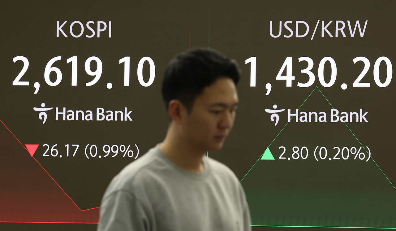 An electronic board showing the Korea Composite Stock Price Index at a dealing room of the Hana Bank headquarters in Seoul on Tuesday. (Yonhap)