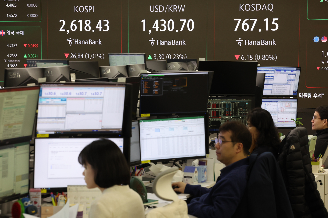 Officials work at the dealing of Hana Bank in central Seoul on Tuesday. (Yonhap)