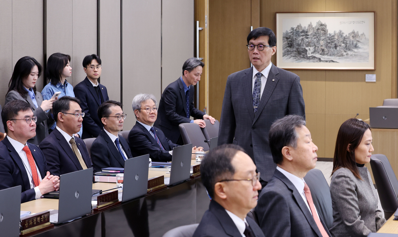 이창용 한국은행 총재가 25일 금융통회위원회 직후 열린 기자간담회에서 지금의 대출금리가 기준금리 인하 효과를 선반영해 떨어진 상태라는 의견을 밝혔다. 이 총재가 이날 서울 중구 한은 본관에서 열린 금통위 본회의에 참석하고 있는 모습 [사진공동취재단/연합]