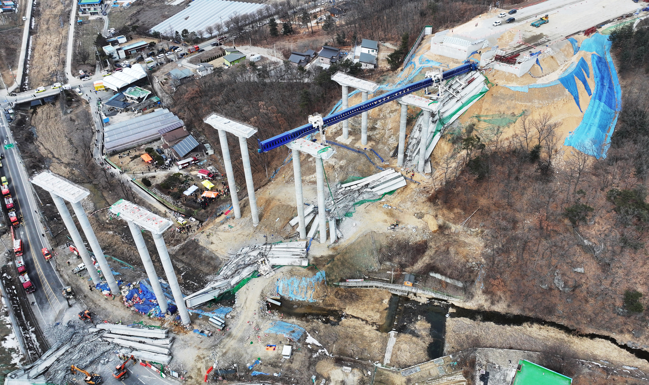 25일 오전 9시 49분께 경기도 안성시 서운면 산평리 소재 서울세종고속도로 안성∼용인 구간 연결공사의 교량 건설 현장에서 교각에 올려놓았던 상판 4∼5개가 떨어져 내렸다. 사진은 사고 현장 모습. [연합]