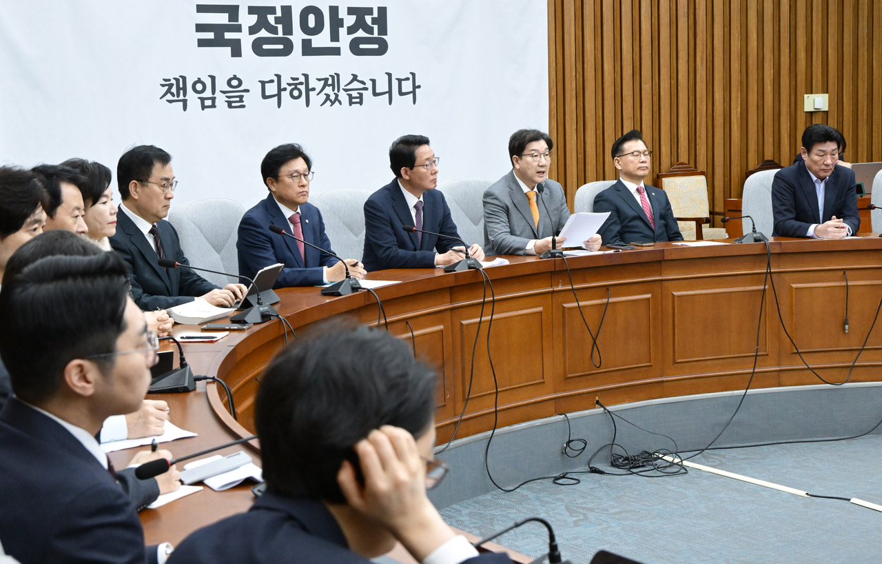 권성동(오른쪽 세 번째) 국민의힘 원내대표가 25일 오전 서울 여의도 국회에서 열린 원내대책회의에서 발언하고 있다. 임세준 기자