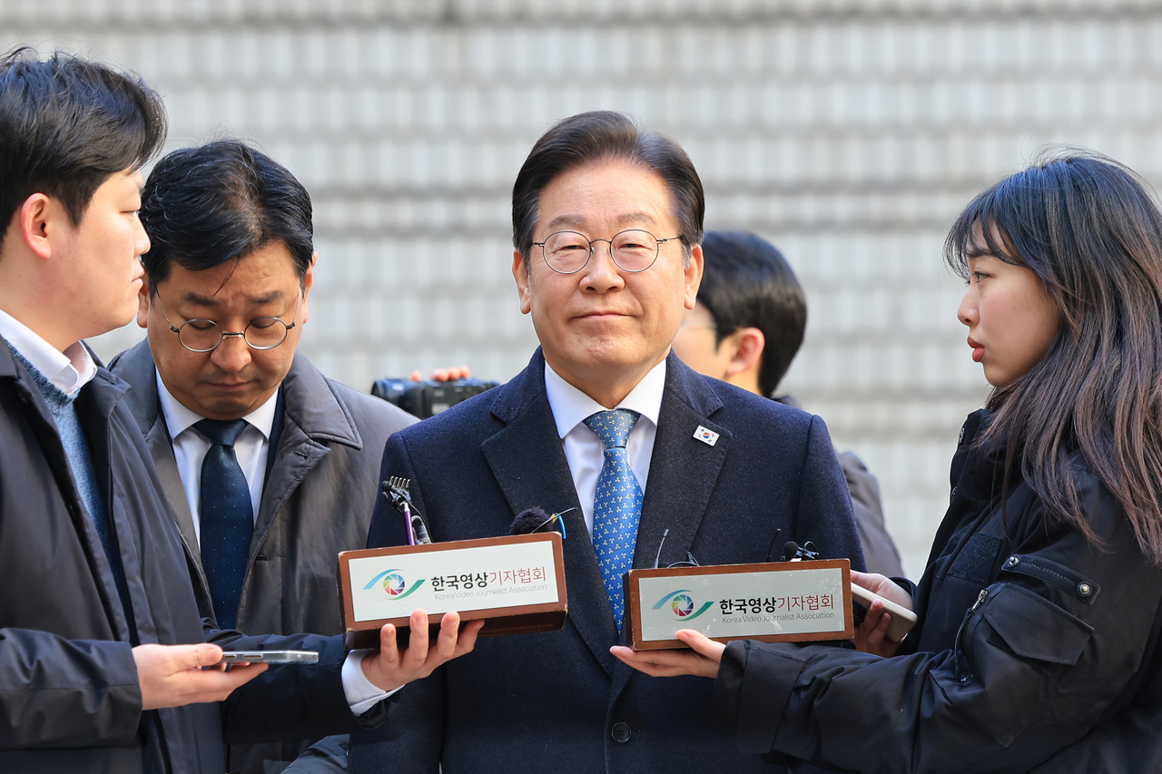 Lee Jae-myung (center), the leader of the main opposition Democratic Party, arrives at the Seoul High Court on Wednesday, to attend the final hearing of his appellate trial on election law violation charges. (Yonhap)