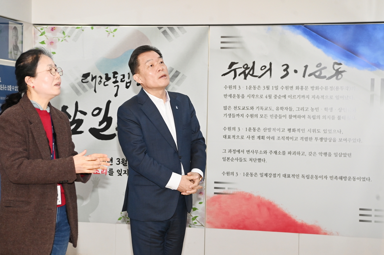 이재준 수원시장이 전시를 관람하고 있다.[수원시 제공]