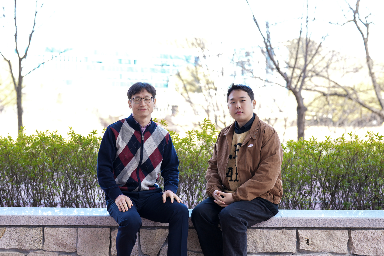 김봉수(왼쪽부터) 교수와 이명재 연구원.[UNIST 제공]
