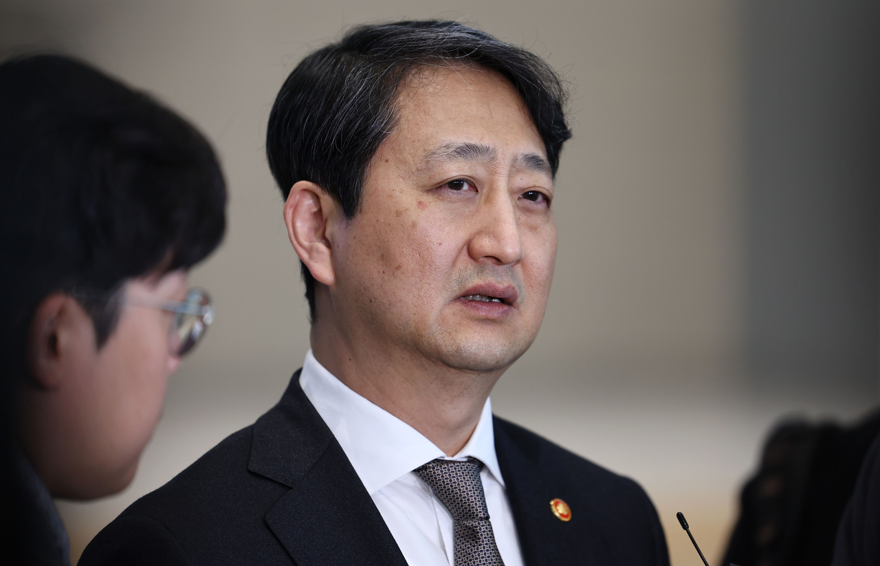 South Korea Industry Minister Ahn Duk-geun speaks to reporters at Incheon International Airport, west of Seoul, on Wednesday, before departing for Washington for talks on tariffs with US government officials. (Yonhap)