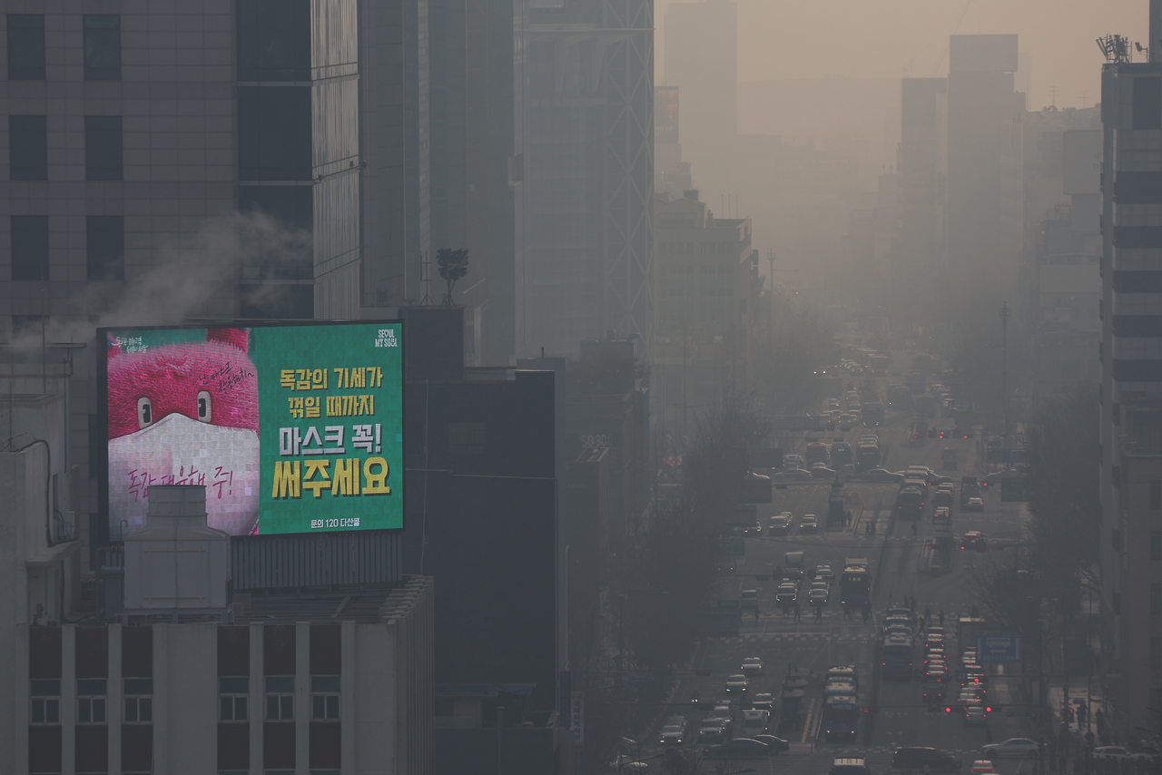 Buildings in Jongno-gu, central Seoul, appear hazy as most of the capital city experienced "bad" fine dust levels due to the influx of yellow dust from northeastern China, Wednesday. (Yonhap)