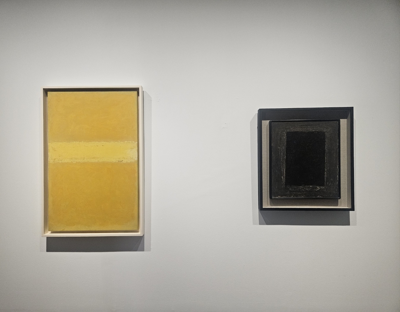 "Untitled" by Mark Rothko (left) and "Untitled" by Chang Uc-chin are on display side by side at the Leeum Museum of Art (Park Yuna/The Korea Herald)